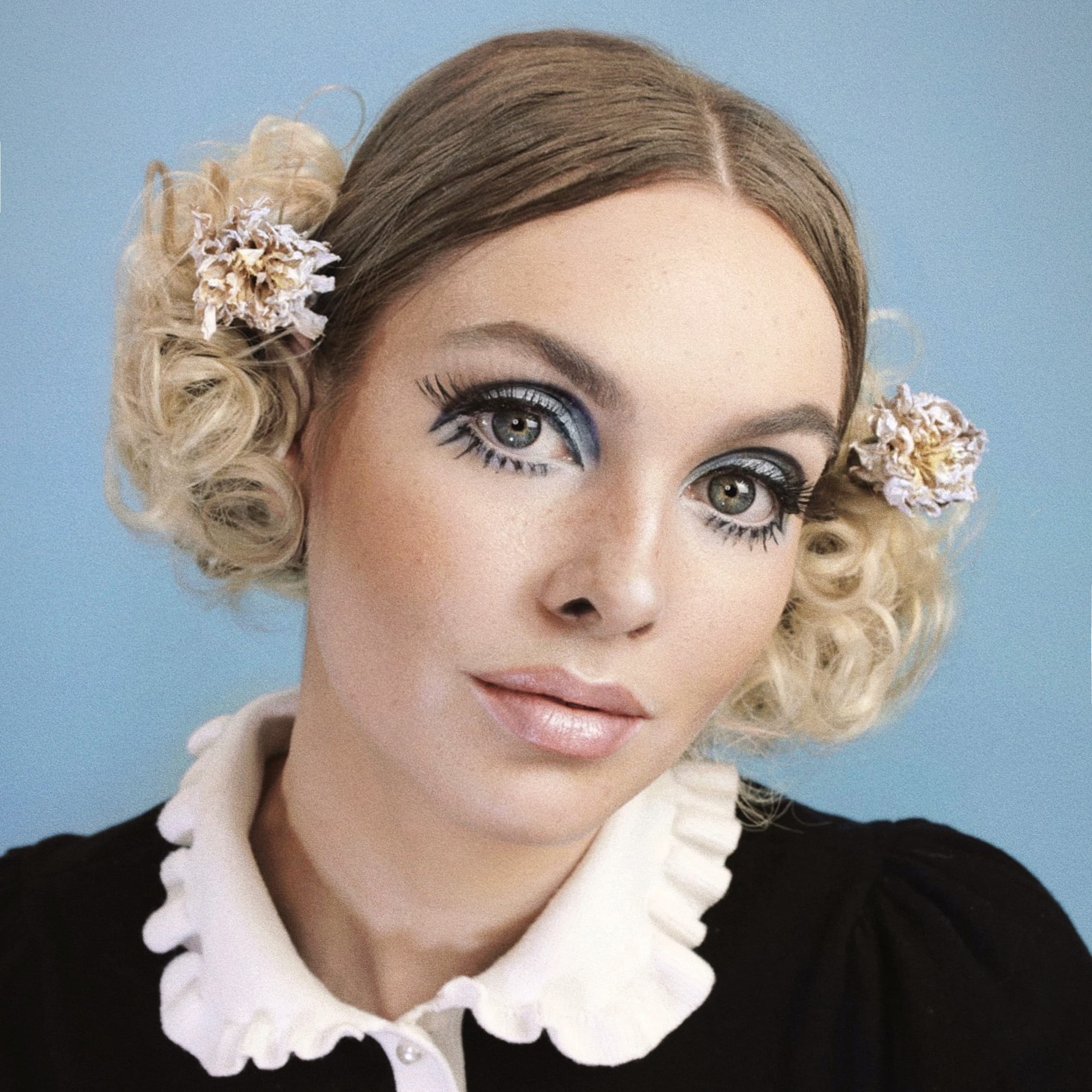 ICONIC '60s Twiggy Makeup: MOD Blue Eyeshadow